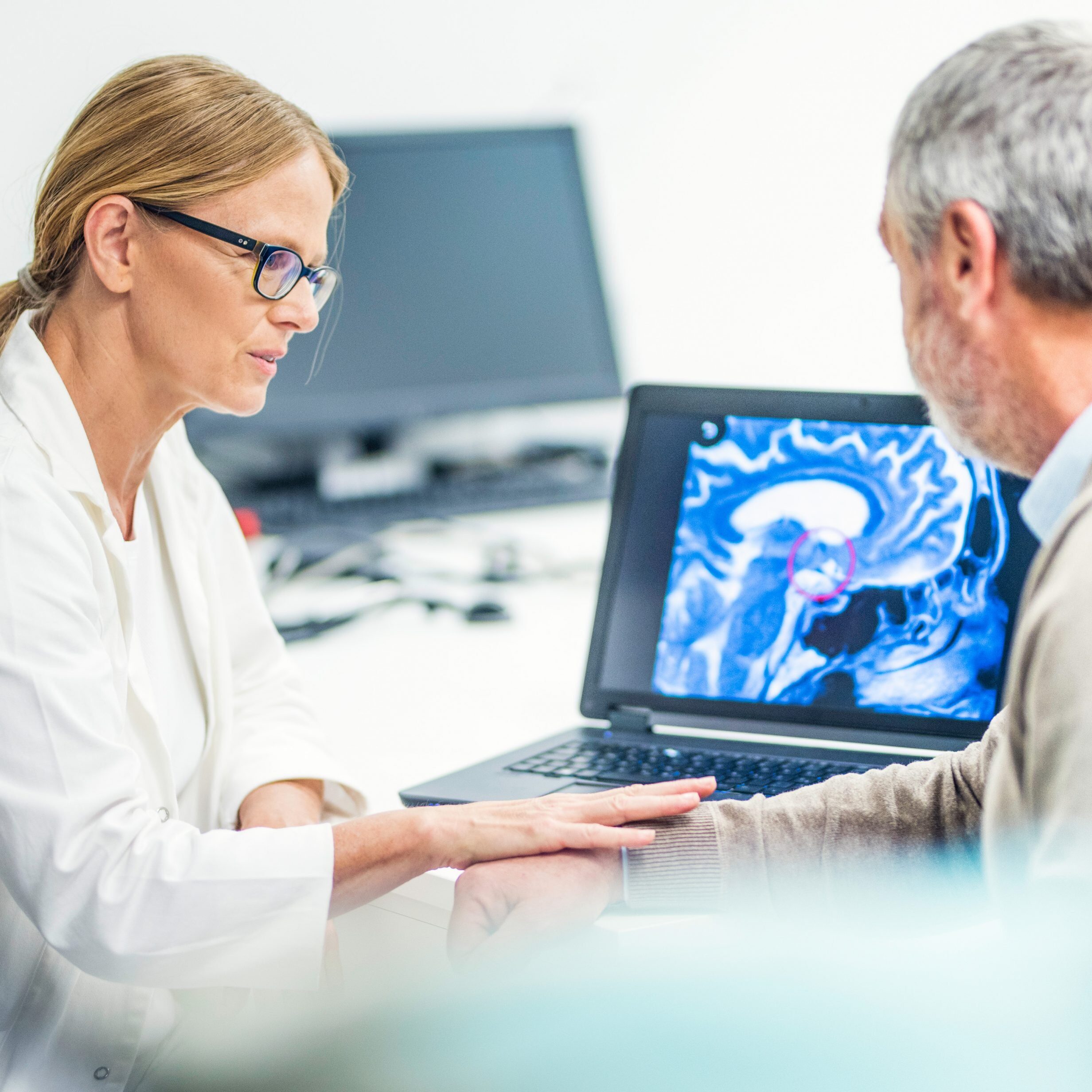 Shot of a mature woman being comforted by a doctor before and MRI scanhttp://195.154.178.81/DATA/i_collage/pu/shoots/806398.jpg